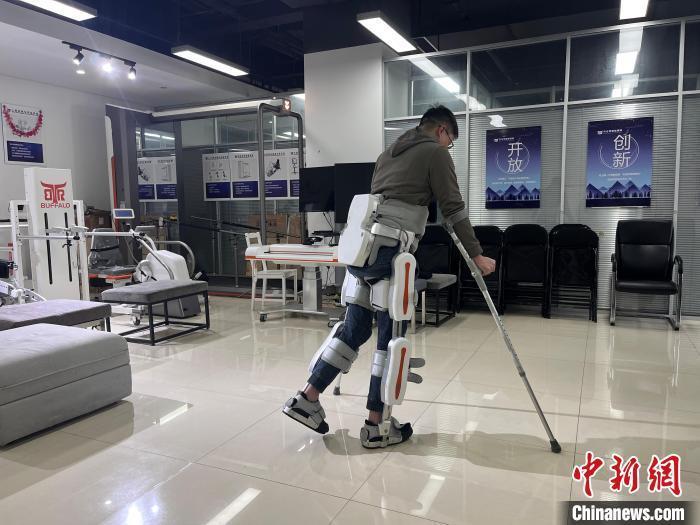 外骨骼机器人穿戴实验志愿者：期待未来像钢铁侠一样行走